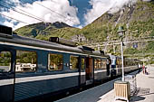 Il treno alla stazione di Flan capolinea della linea ferroviaria che scende all'Aurlandsfjord, Norvegia.